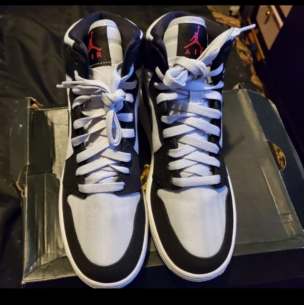 Sneakers